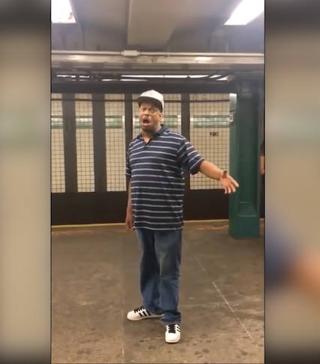 El Cantante Del Metro Que Se Ha Hecho Viral | Hoy