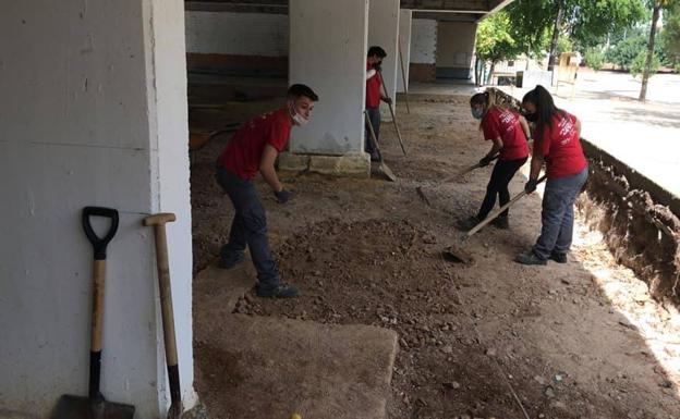 Alumnos de albañilería en la residencia de mayorales 