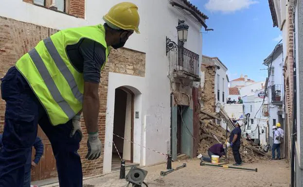 Los operarios comienzan los trabajos de desescombro y derrumbe /A.M.