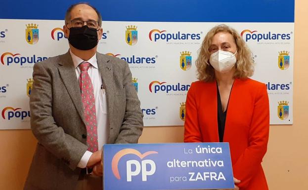 Juna CArñlos Fernández y Teresa Angulo tras la rueda de prensa /cedida