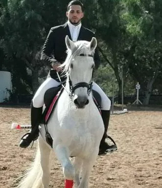 El jinete ilipense, Sergio Guisado, a lomos de su caballo durante una competición /cedida