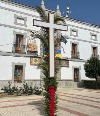 Cruz de Mayo en la puerta del Ayuntamiento /cedida
